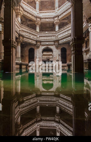 Dettagli architettonici del passo Adalaj bene in Ahmadabad, Gujarat. Foto Stock