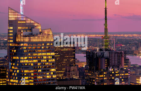 Vista ravvicinata dei grattacieli di Manhattan al tramonto Foto Stock