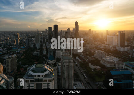 Edificio moderno a Bangkok nel quartiere degli affari di Bangkok City con orizzonte prima del tramonto, della Thailandia. Foto Stock