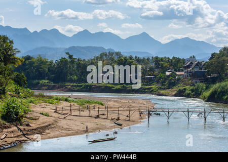 Ponte in legno sul Nam Khan rive a Luang Prabang, Laos Foto Stock