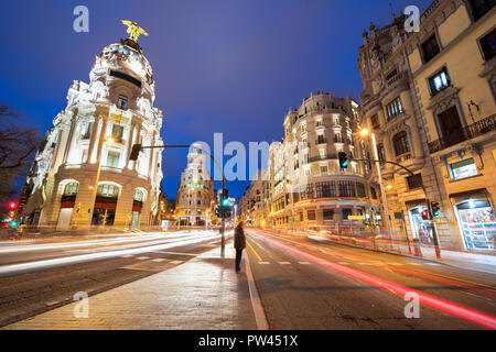 Auto e semafori sulla Gran Via, la strada principale dello shopping di Madrid di notte. La Spagna, l'Europa. Lanmark a Madrid, Spagna Foto Stock