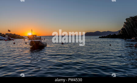 Glorioso tramonto sul mare delle Cinque Terre, La Spezia, Liguria, Italia Foto Stock