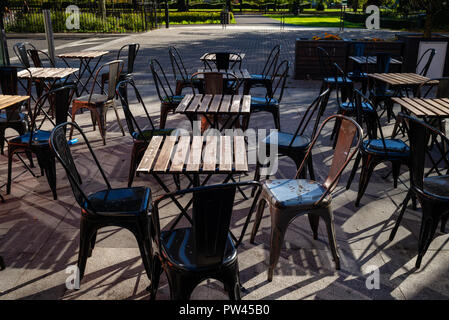 Vuoto e i tavoli e le sedie al di fuori di un cafe in Southampton, Inghilterra. Foto Stock