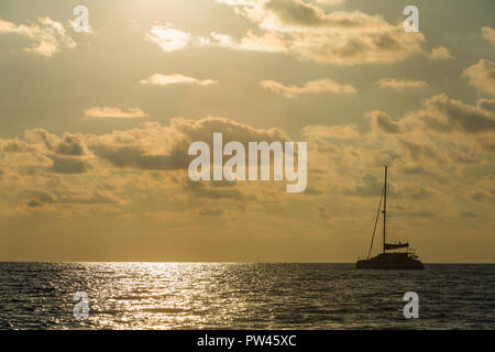 Yacht in mare al tramonto in Thailandia Foto Stock