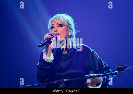 Kiev, Ucraina. 10 ottobre, 2018. Cantante lettone Laima Vaikule un concerto a Kiev. Credito: Aleksandr Gusev/Pacific Press/Alamy Live News Foto Stock