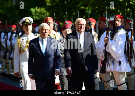 Ricezione di Frank-Walter Steinmeier Presidente della Germania (a destra) dal Presidente della Repubblica ellenica Prokopis Pavlopoulos (sinistra) dal greco guardie presidenziali. (Foto di Dimitrios Karvountzis / Pacific Stampa) Foto Stock