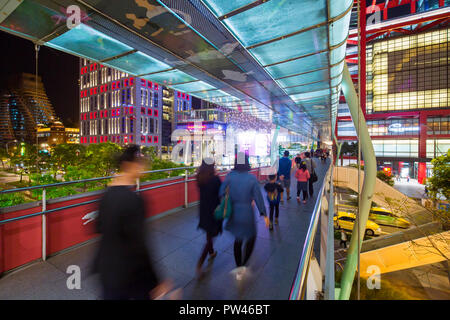 Taiwan, Taipei, Xinyi downtown district, ponte pedonale nel primo quartiere finanziario e dello shopping di Taipei Foto Stock