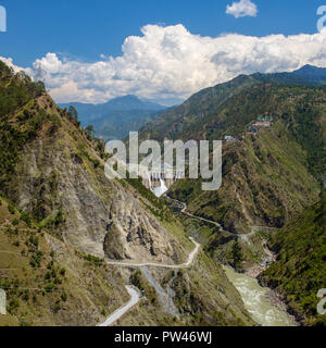 Grande potenza idroelettrica circondato da montagne Himalaya in dello stato del Jammu e Kashmir, India Foto Stock