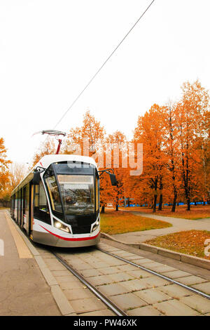 I mezzi di trasporto pubblici, città moderna tram, avvicinando la fermata del bus. Foto Stock