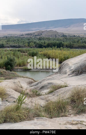 Fiume Mtkvari, vicino alla grotta città di Uplistsikhe ,Shida Kartli Regione Georgia Foto Stock