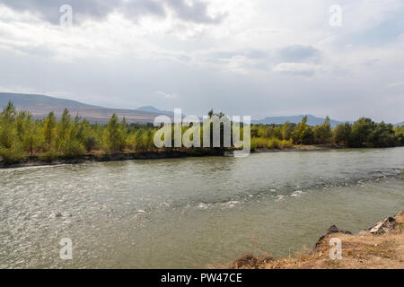 Fiume Mtkvari, vicino alla grotta città di Uplistsikhe ,Shida Kartli Regione Georgia Foto Stock