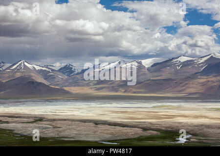 Lo splendido paesaggio di Tso Kar lago nella regione del Ladakh, India Foto Stock