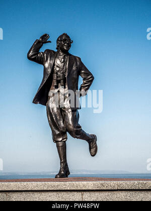 Statua del leggendario comico Eric Morecambe della commedia duo Morecambe e saggio situato sul lungomare di Morecambe Foto Stock