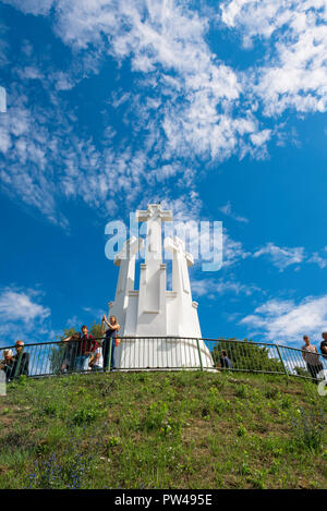 Vilnius Lituania, vista di turisti in piedi sulla terrazza di visualizzazione su tre croci Hill e guardando verso il basso sulla città di Vilnius al di sotto, della Lituania. Foto Stock