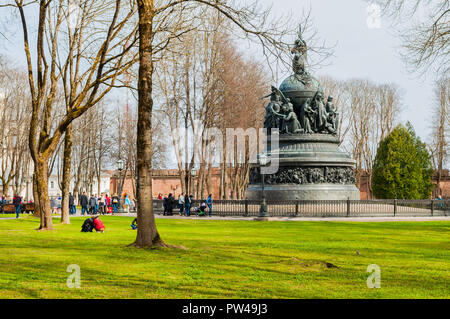 Veliky Novgorod, Russia - Aprile 29,2018. Il Cremlino park e il Monumento Millenario della Russia con i turisti in escursione a piedi lungo Foto Stock