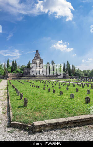 Cimitero di Crespi d'Adda, Capriate San Gervasio, Bergamo, Lombardia / Italia - 15 giugno 2018 Foto Stock