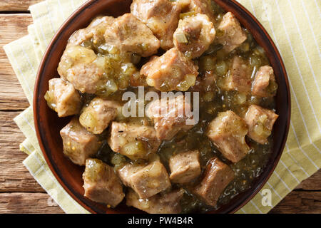 Carne di maiale messicano Cile Verde è fatta di gara di pezzi di carne di maiale cotto a fuoco lento in una saporita tomatillo e brodo di Cile closeup su una piastra sul tavolo. horizonta Foto Stock