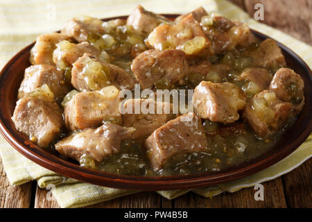 Cibo messicano la carne di maiale cile verde closeup su una piastra sul tavolo orizzontale. Foto Stock