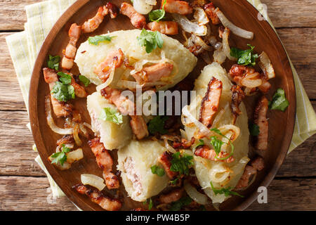 Gnocchi di Cepelinai sono realizzati da grattugiato e riced patate e farcite con carne macinata. Piatto nazionale della Lituania close-up sulla piastra superiore orizzontale Foto Stock