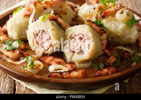 Gnocchi di Cepelinai sono realizzati da grattugiato e riced patate e farcite con carne macinata. Piatto nazionale della Lituania close-up sulla piastra. Posizione orizzontale Foto Stock