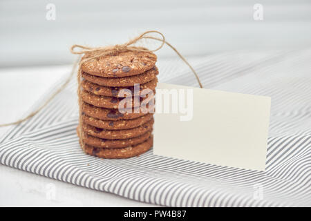 Cookie sono stack e legata con spago. Deliziosi biscotti sul tovagliolo sfondo. Torte fatte in casa. Il dado cookie. Foto Stock