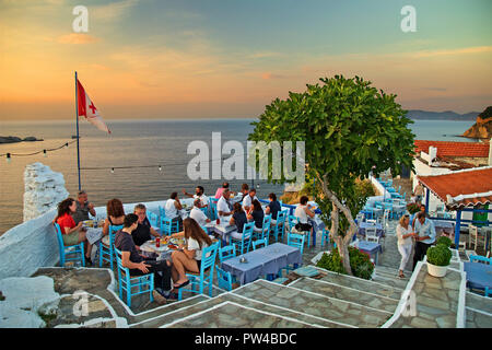 "Anatoli' Tavern (dal 1982) posseduto da Giorgos Xintaris, grande cantante e musicista di musica Rebetiko, presso il castello della città di Skopelos, Skopelos island. Foto Stock