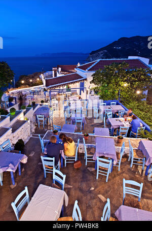 "Anatoli' Tavern (dal 1982) posseduto da Giorgos Xintaris, grande cantante e musicista di musica Rebetiko, presso il castello della città di Skopelos, Skopelos island. Foto Stock