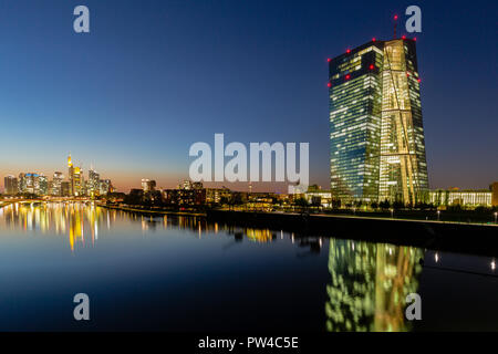 Francoforte sul Meno Banca Centrale Europea Tower, fiume Main e lo skyline di notte Foto Stock