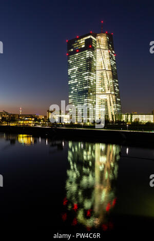Francoforte, Germania, Ottobre 10th. 2018 - La Banca centrale europea Tower di Francoforte nel sole della sera Foto Stock