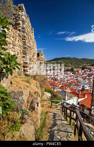 Vista della città di Skopelos dal suo castello ("Kastro"). Skopelos island, Sporadi settentrionali, Magnessia, Tessaglia, Grecia. Foto Stock