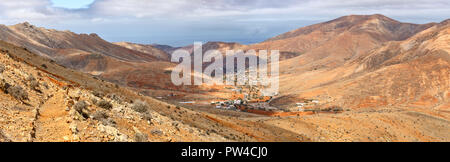 Vista panoramica di un piccolo villaggio in una vallata desertica in Fuerteventura Isole Canarie Foto Stock