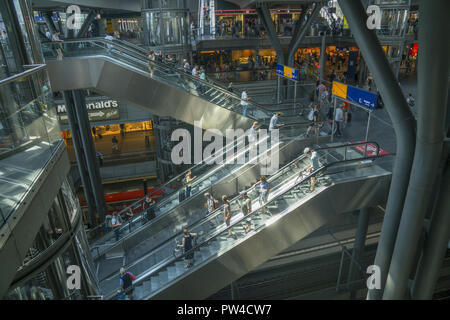 La principale stazione ferroviaria di Berlino, in Germania, la "Hauptbahnhof", è una stazione ferroviaria a più piani con negozi e viaggiatori. Foto Stock