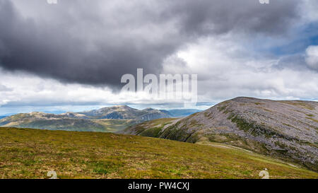 Guardando verso il Beinn Dearg colline e in primo piano il vertice di Liath Beinn Mhor Fannaich nelle Highlands scozzesi Foto Stock