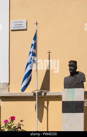 All'aperto ancora in vita con una statua di Ioannis Dafotis, comandante durante la rivolta di creta contro i turchi. Sventola bandiera greca con una croce sul palo. Bush o Foto Stock