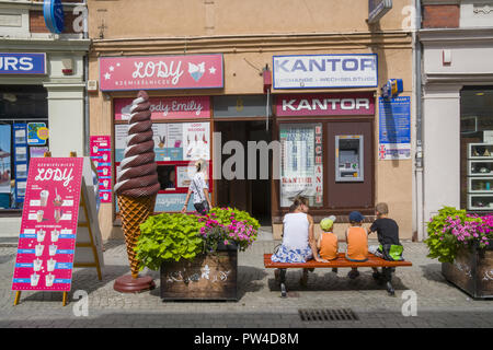 "Lody', coni gelato sono molto popolari in Polonia come si vede qui nel centro storico di Zielona Gora, Polonia. "Kantor' è un cambio valuta e dato che la Polonia ha la propria valuta anche se un membro dell'UE, Kantors sono abbondanti in tutto il paese. Foto Stock