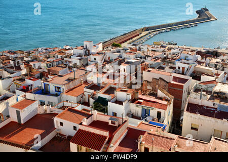 Vista aerea della penisola la città con il porto e marina , Costa del Azahar, provincia di Castellon. Vista dal castello di Papa Luna. Foto Stock