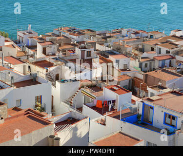 Vista aerea della penisola la città con il porto e marina , Costa del Azahar, provincia di Castellon. Vista dal castello di Papa Luna. Foto Stock