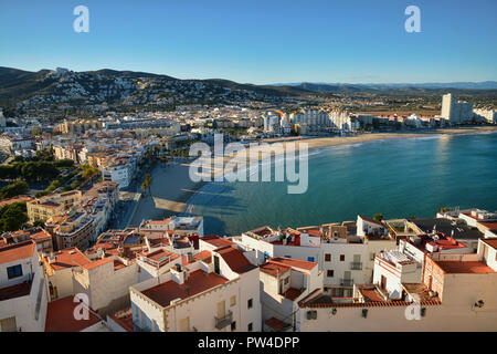 Vista aerea della penisola la città con il porto e marina , Costa del Azahar, provincia di Castellon. Vista dal castello di Papa Luna. Foto Stock