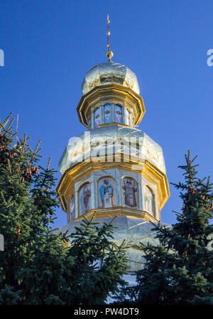 Golden-Domed Campanile vicino Pechersk Lavra sulla giornata di sole. Terra vista laterale. Kiev, Ucraina. Famoso luogo storico a Kiev centro citta'. Touristic attr Foto Stock