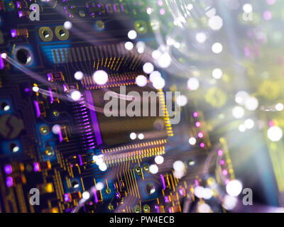 Close-up di illuminata a fibra ottica sulla scheda a circuito stampato Foto Stock