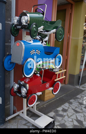 Bambino giocattolo automobili per la vendita, Francia Foto Stock