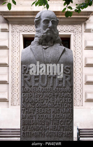 Statua di Paul Julius Reuter, (il fondatore della International news agency che porta il suo nome), al di fuori del Royal Exchange Building, Londra. Foto Stock