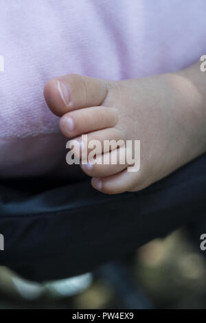Gara al piede di un sei mesi Baby girl. Foto Stock