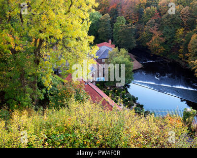 Mulini a castello in autunno dal parco del castello a Knaresborough North Yorkshire, Inghilterra Foto Stock