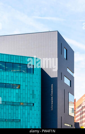 Sheffield, Regno Unito - 29 AGO 2018: Informazioni Commons Edificio Esterno facciata architettonica, di una libreria e di un edificio informatica presso l'Università di Sheffield Foto Stock