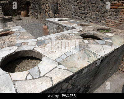 Le rovine di venditori di cibo / negozi a Pompei, distrutto dal vulcanico erruption del Vesuvio nel 79AD. Pompei, Campania, Italia. Foto Stock