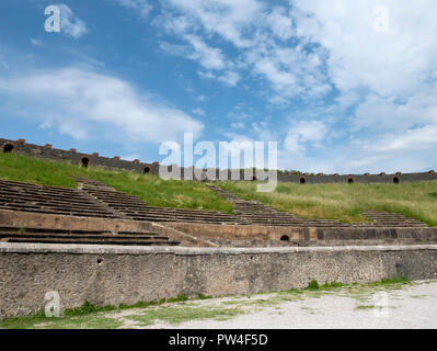 L'Anfiteatro di Pompei, distrutto dal vulcanico erruption del Vesuvio nel 79AD. Pompei, Campania, Italia. Foto Stock