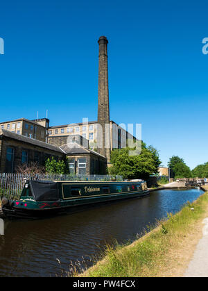 Barca stretta 'Delphinium' sul Huddersfield stretto canale. Slaithwaite, West Yorkshre, Inghilterra, Regno Unito. Foto Stock