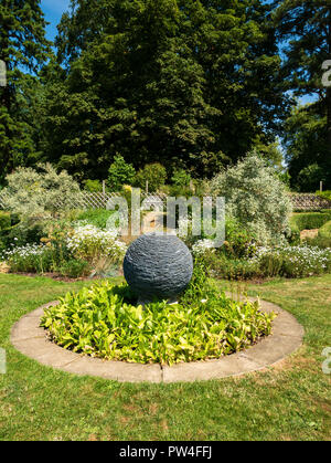 Lo spazio bianco giardino, Easton walled gardens, Easton, Grantham, Lincolnshire, Inghilterra, Regno Unito. Foto Stock