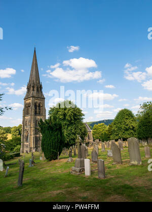 La Chiesa Parrocchiale di San Pietro, Edensor, Chatsworth Estate, il Parco Nazionale di Peak District, Derbyshire, Inghilterra, Regno Unito. Foto Stock